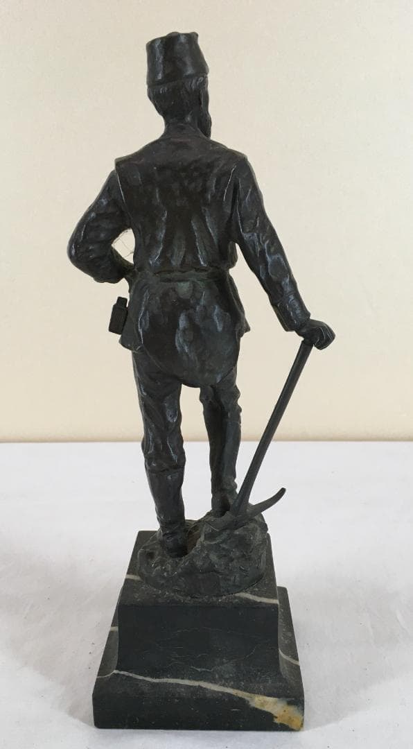 ヒラリー卿？[軍服の登山家・作者不詳・ブロンズ製]／エレベスト