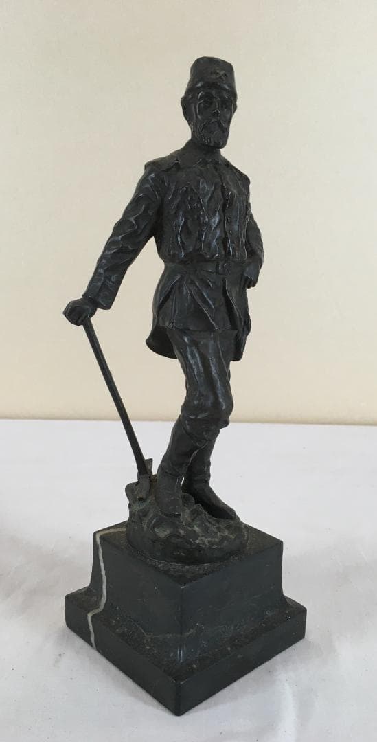 ヒラリー卿？[軍服の登山家・作者不詳・ブロンズ製]／エレベスト