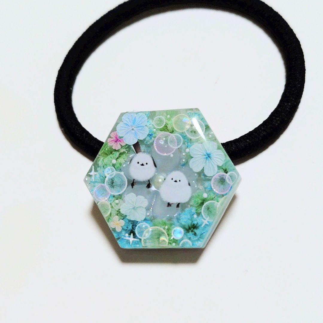 No.638　レジン ヘアゴム キーホルダー ピンバッジ シマエナガフラワー