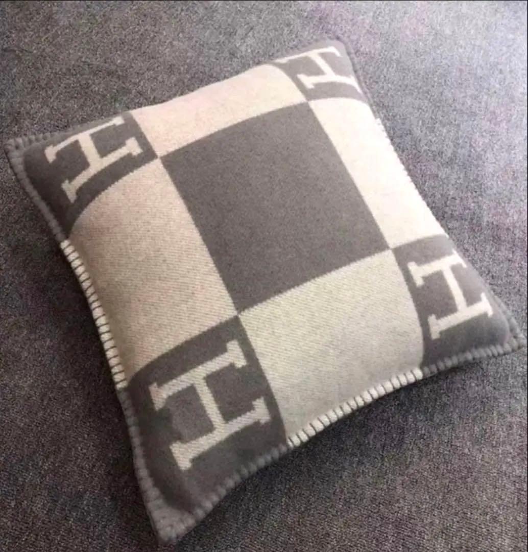 「新品」Hロゴ入り クッションカバー 45×45 グレー