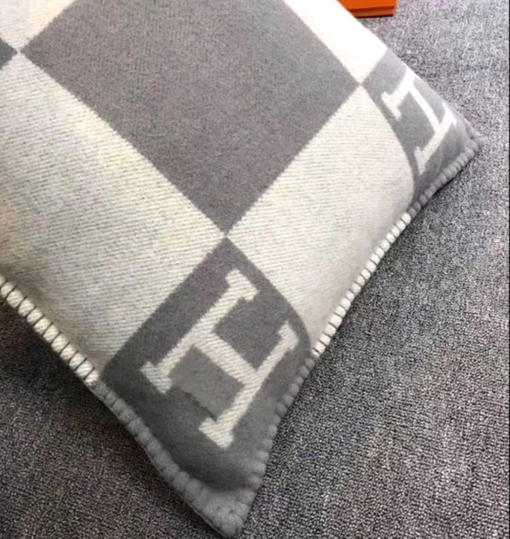 「新品」Hロゴ入り クッションカバー 45×45 グレー