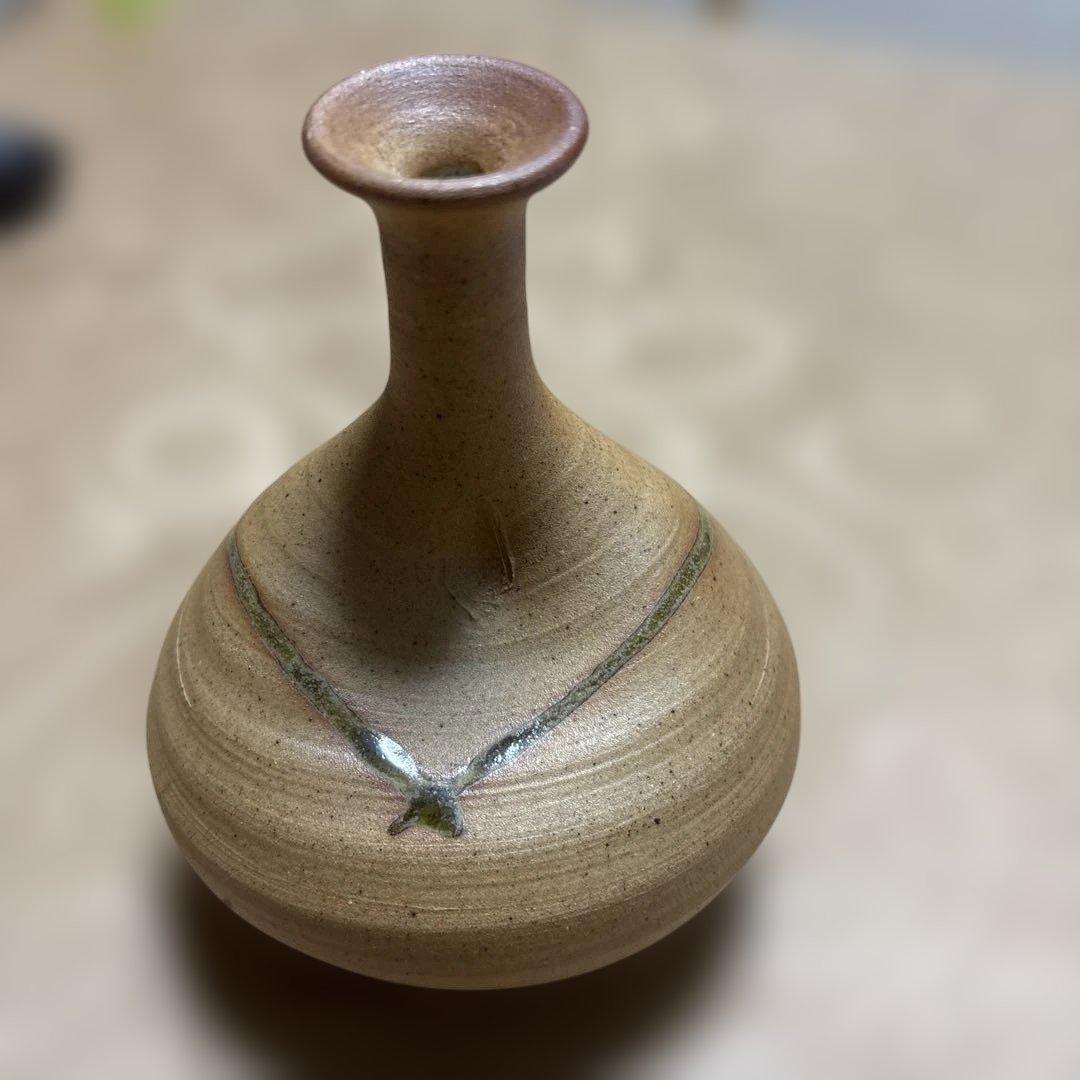 ベージュ陶器花瓶 緑色のライン装飾