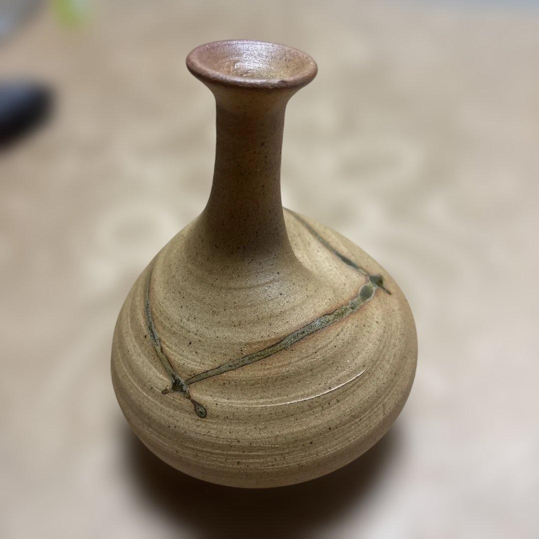 ベージュ陶器花瓶 緑色のライン装飾
