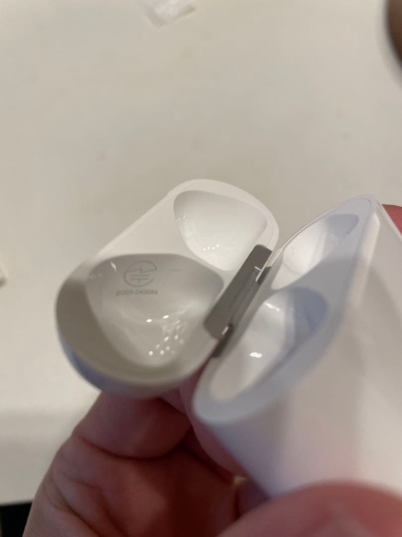 Airpods 第4世代　ノイキャンあり　充電ケース【イヤホン無し】A3059