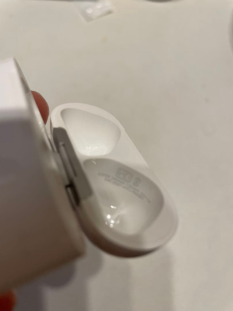 Airpods 第4世代　ノイキャンあり　充電ケース【イヤホン無し】A3059