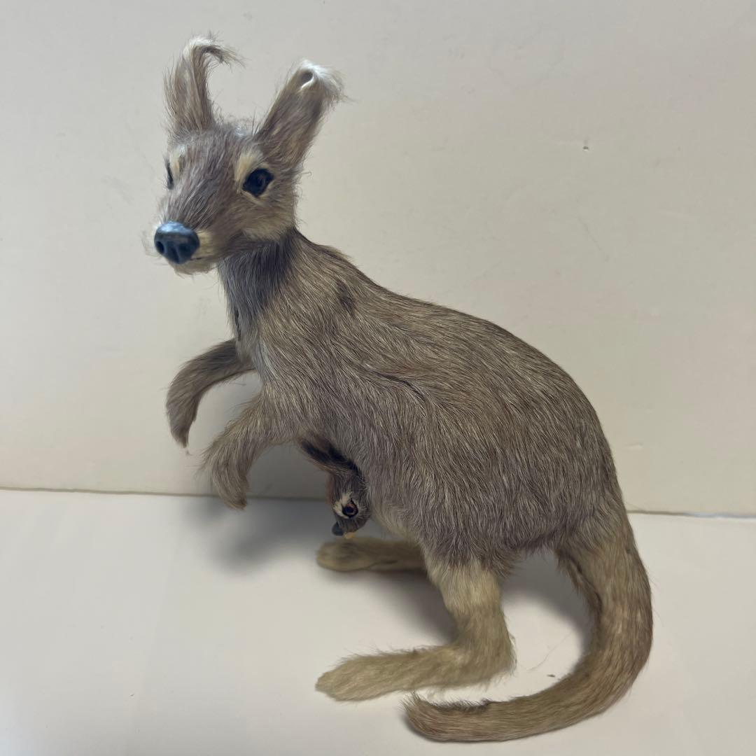 超リアル　カンガルー お腹の袋に子供　繊細な工芸品 全長16㎝　高さ18㎝
