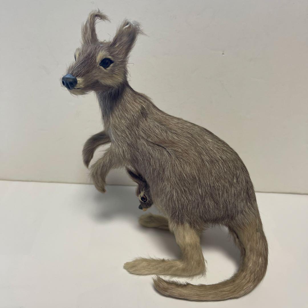 超リアル　カンガルー お腹の袋に子供　繊細な工芸品 全長16㎝　高さ18㎝