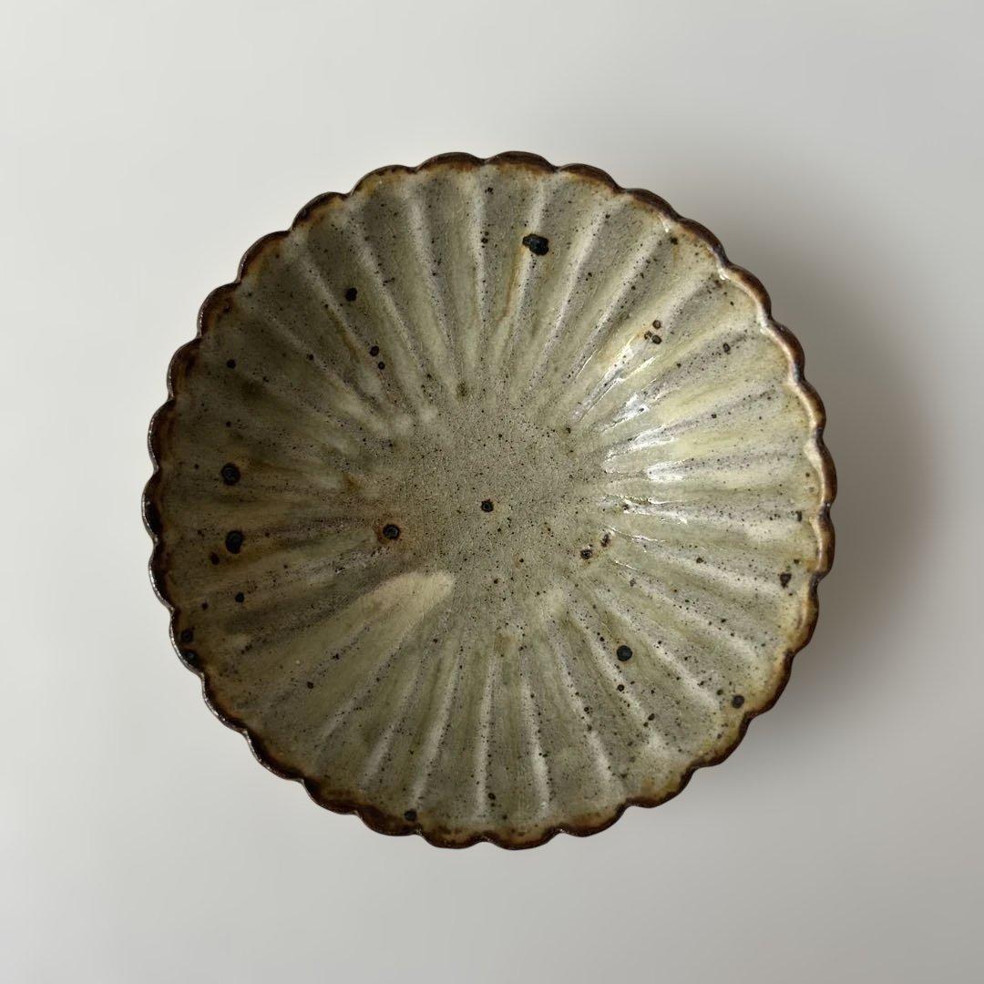 ①余宮隆さんの輪花向付　2枚