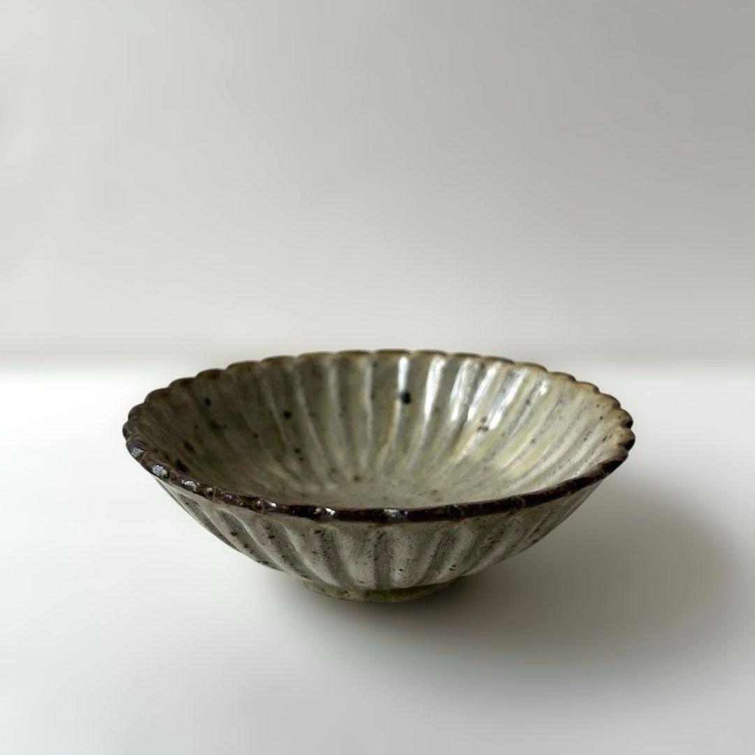 ①余宮隆さんの輪花向付　2枚