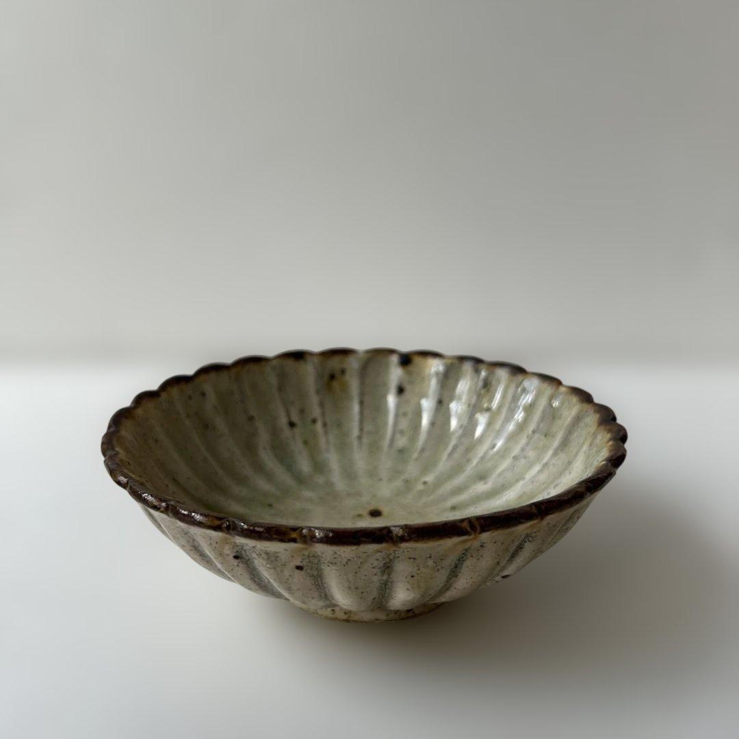 ①余宮隆さんの輪花向付　2枚