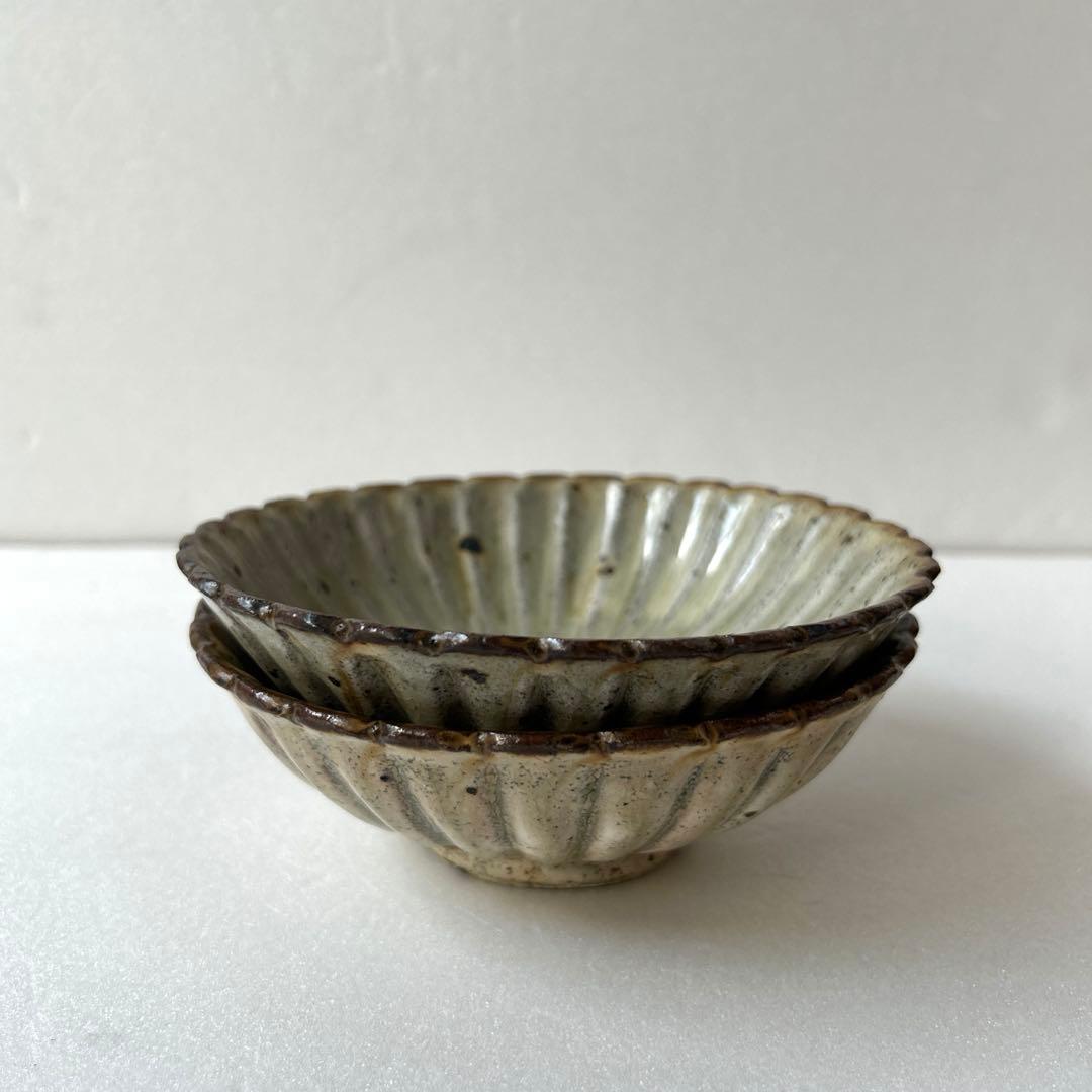 ①余宮隆さんの輪花向付　2枚