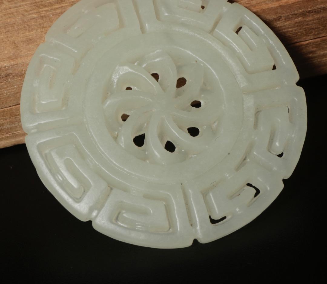 中古 和田白玉 回紋透彫 時来運転佩 中国玉器 装身具 YS0028