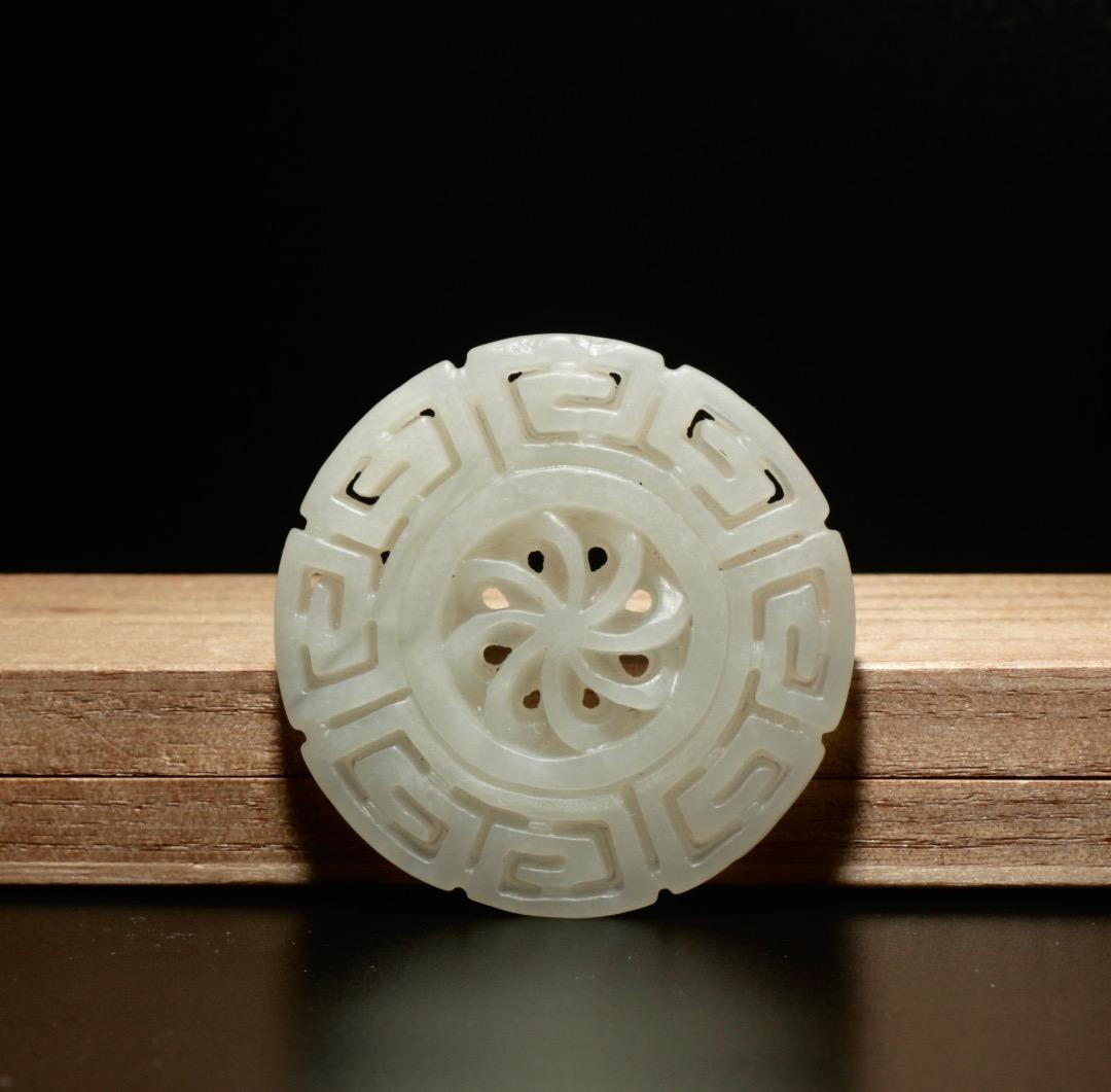 中古 和田白玉 回紋透彫 時来運転佩 中国玉器 装身具 YS0028