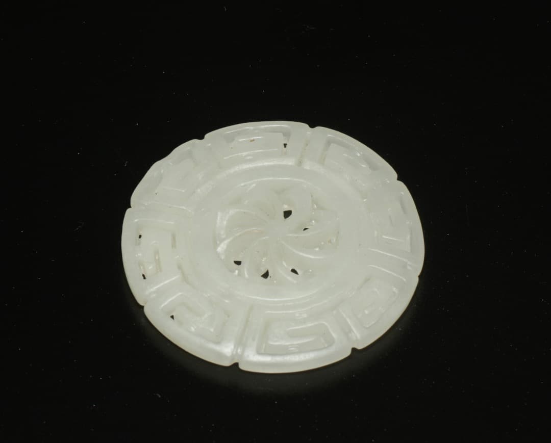 中古 和田白玉 回紋透彫 時来運転佩 中国玉器 装身具 YS0028