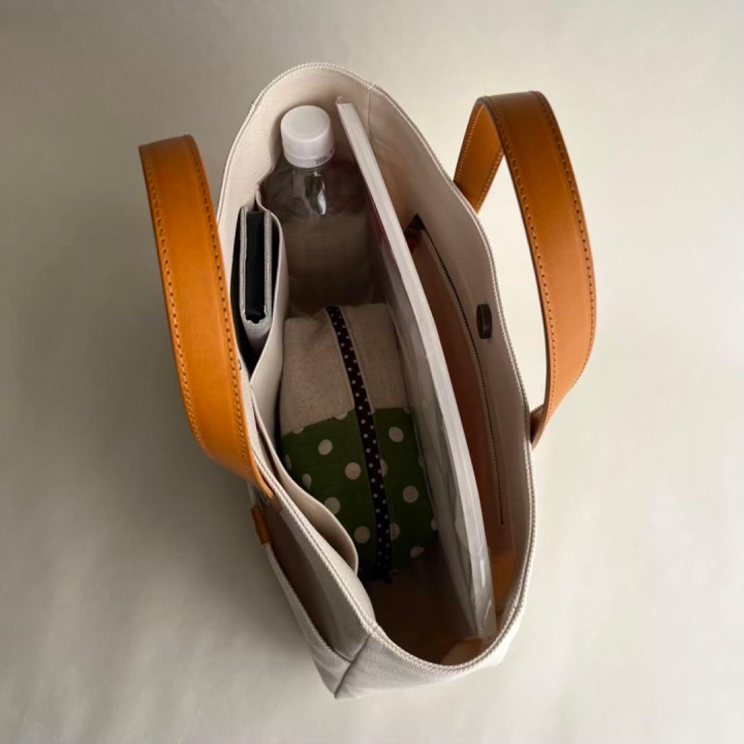 帆布トートバッグ　ラウンドフォルム本革ハンドル　キナリ　底鋲付き