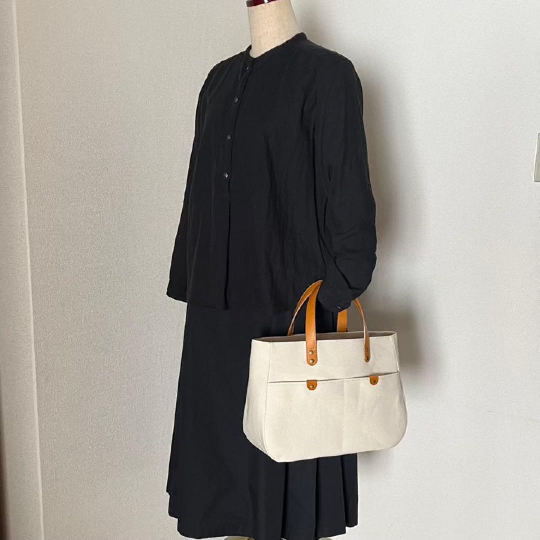 帆布トートバッグ　ラウンドフォルム本革ハンドル　キナリ　底鋲付き