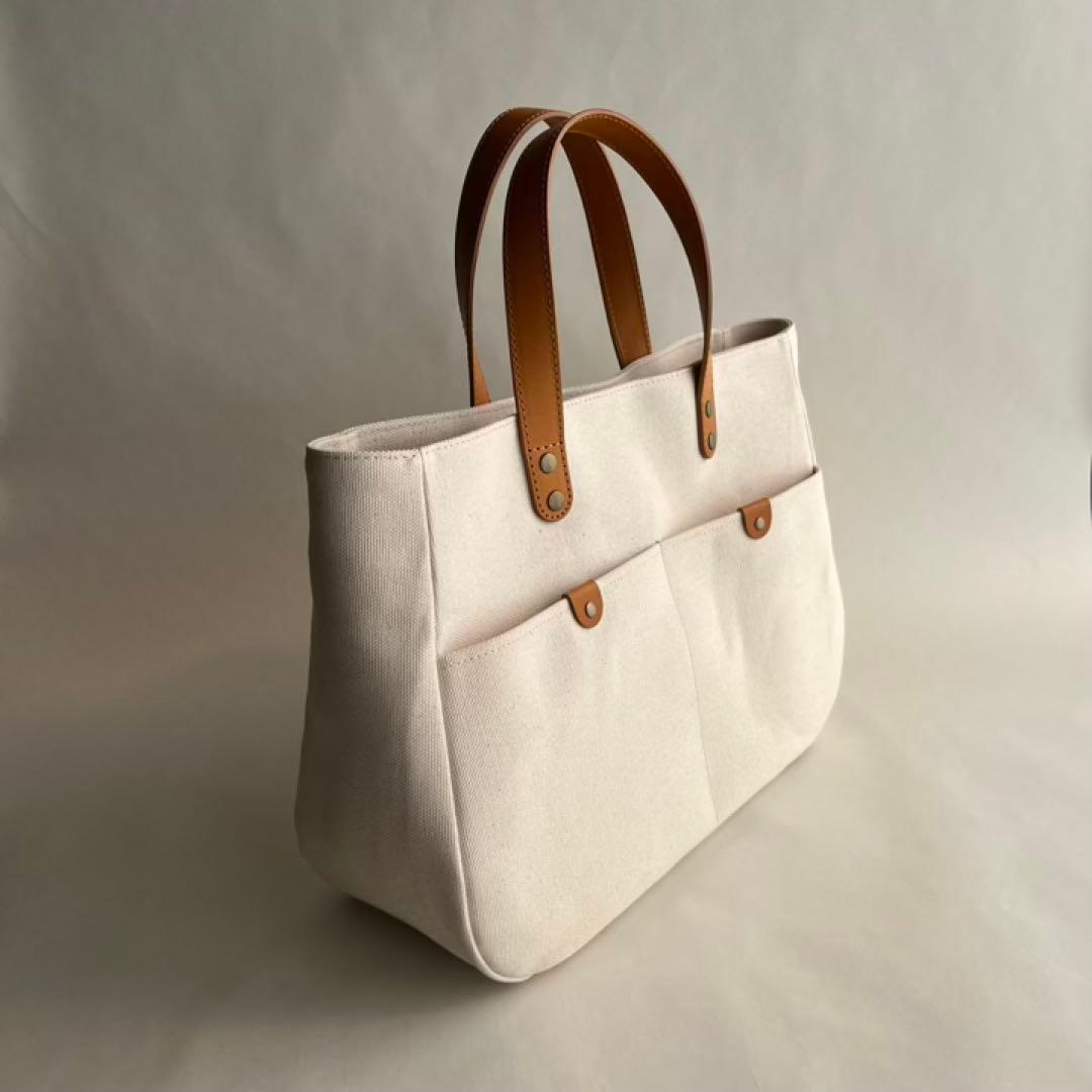 帆布トートバッグ　ラウンドフォルム本革ハンドル　キナリ　底鋲付き