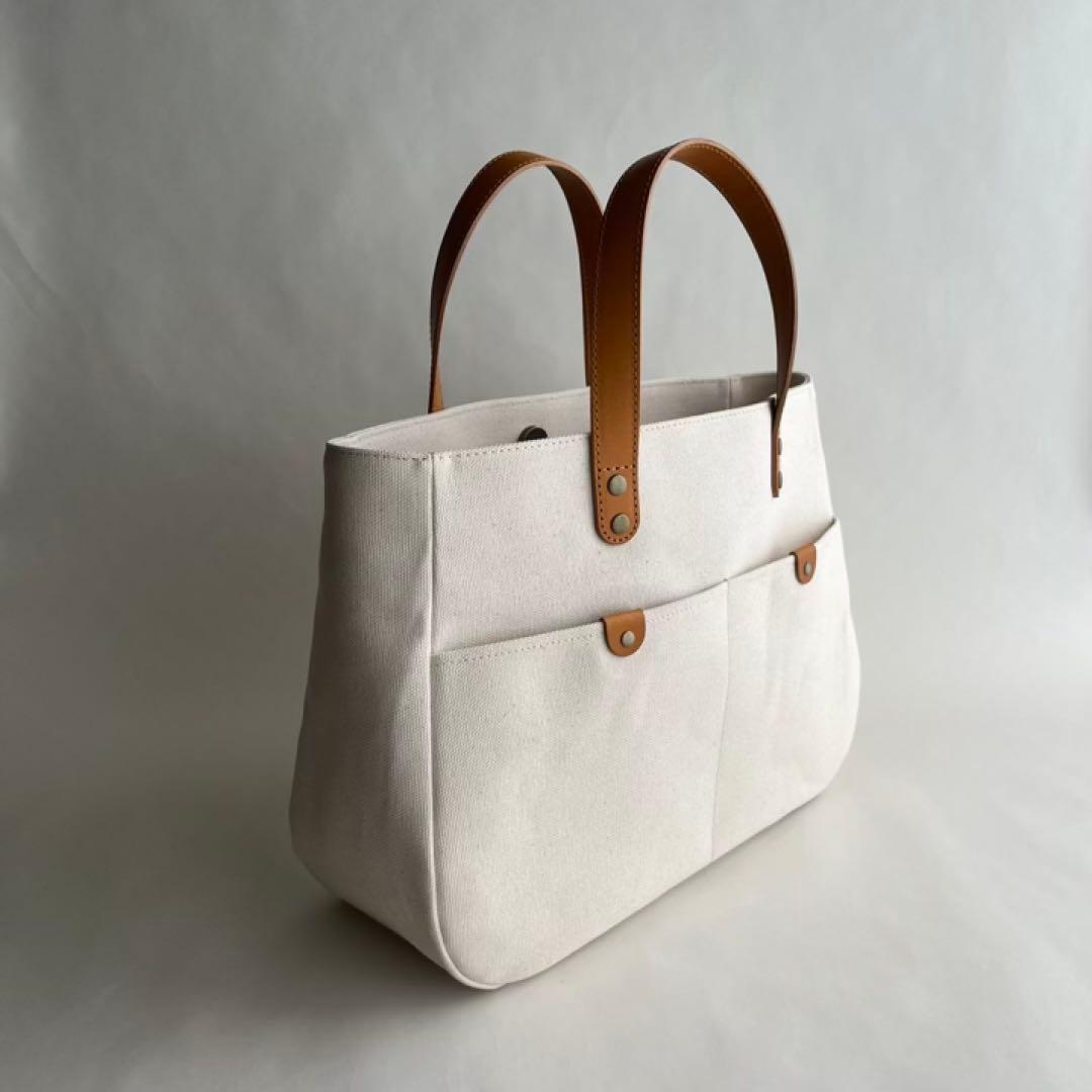 帆布トートバッグ　ラウンドフォルム本革ハンドル　キナリ　底鋲付き