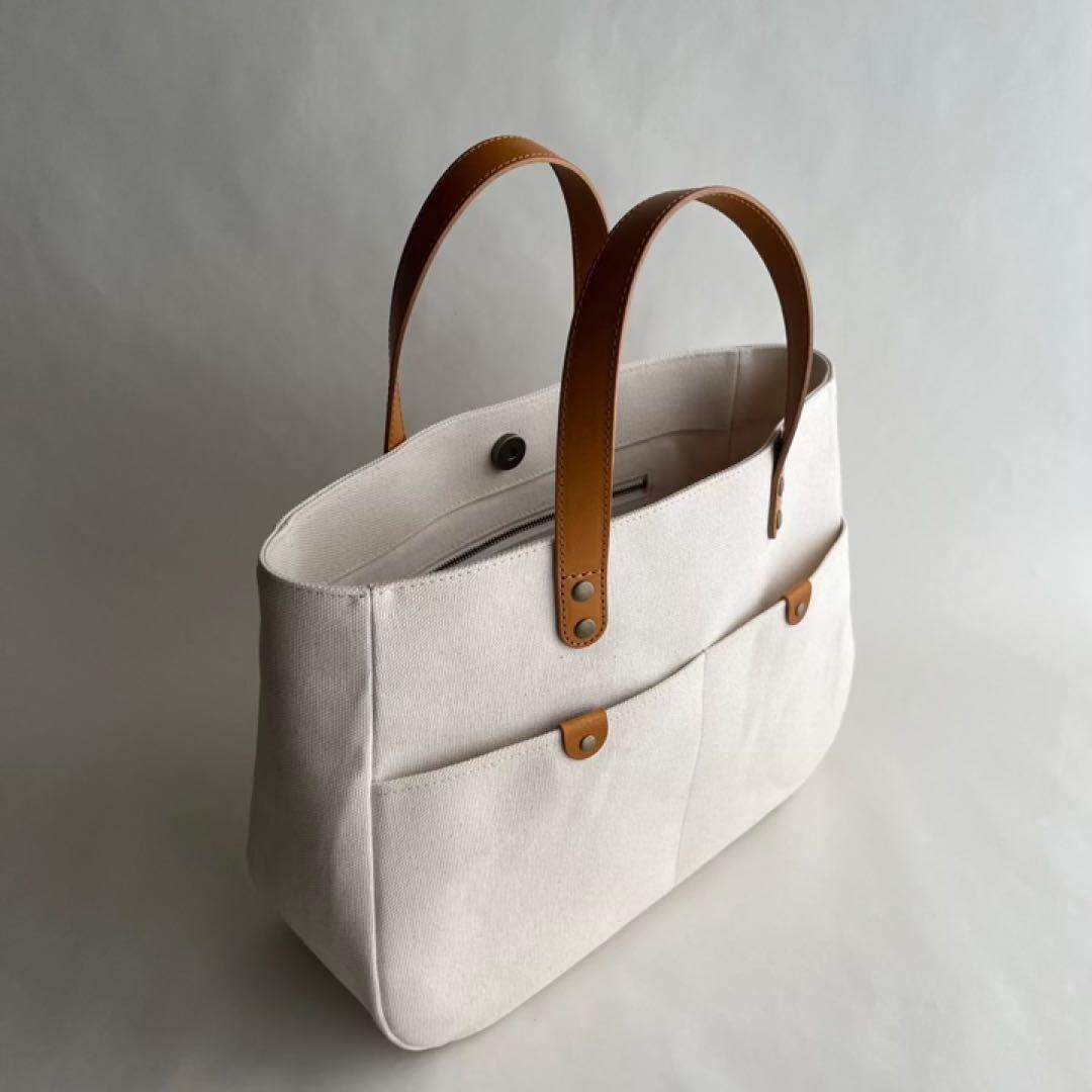 帆布トートバッグ　ラウンドフォルム本革ハンドル　キナリ　底鋲付き