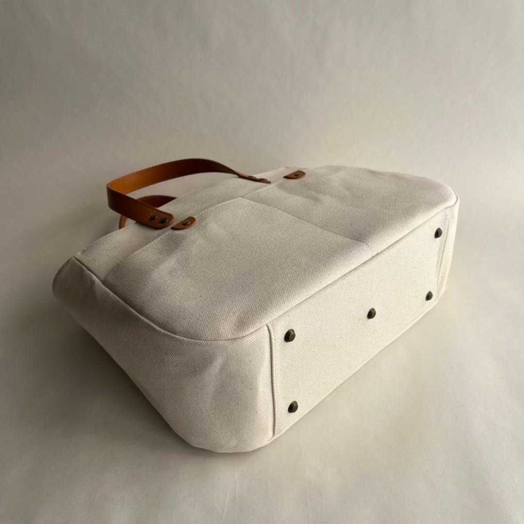 帆布トートバッグ　ラウンドフォルム本革ハンドル　キナリ　底鋲付き