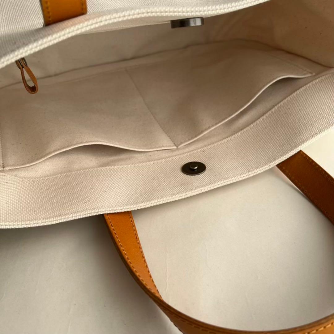 帆布トートバッグ　ラウンドフォルム本革ハンドル　キナリ　底鋲付き