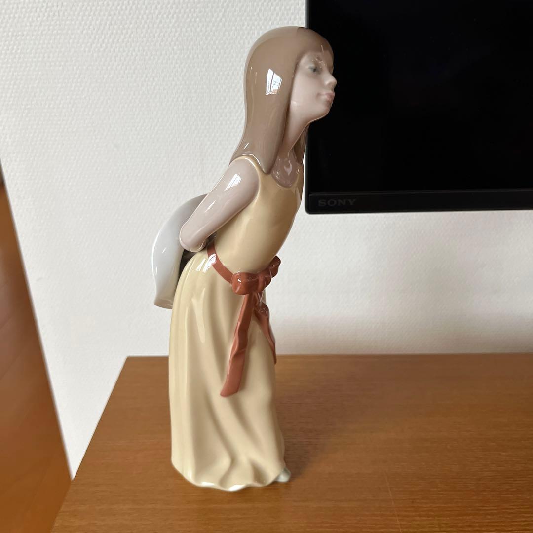 LLADRO 帽子を持つ少女