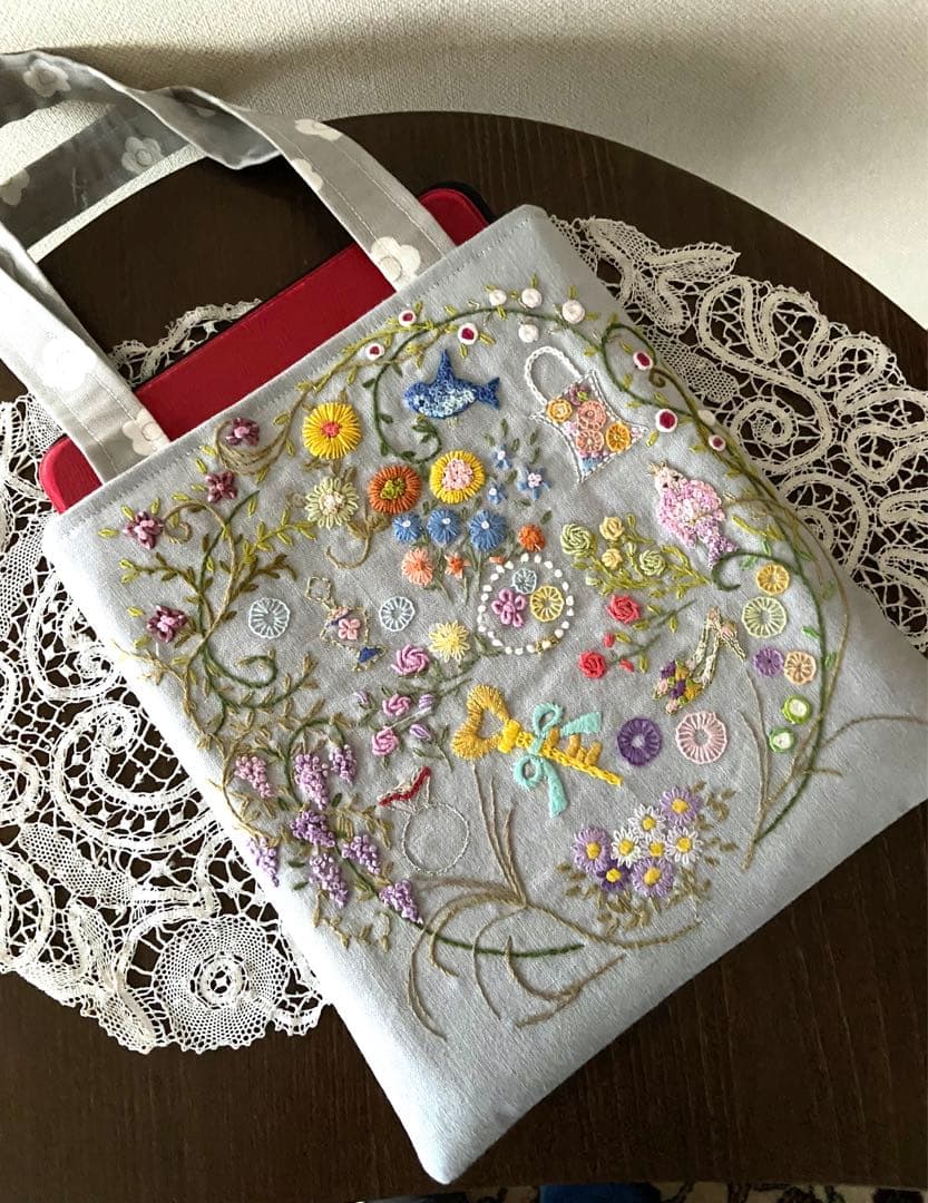 手刺繍ハンドメイドミニトート　　タブレットが入る大きさ