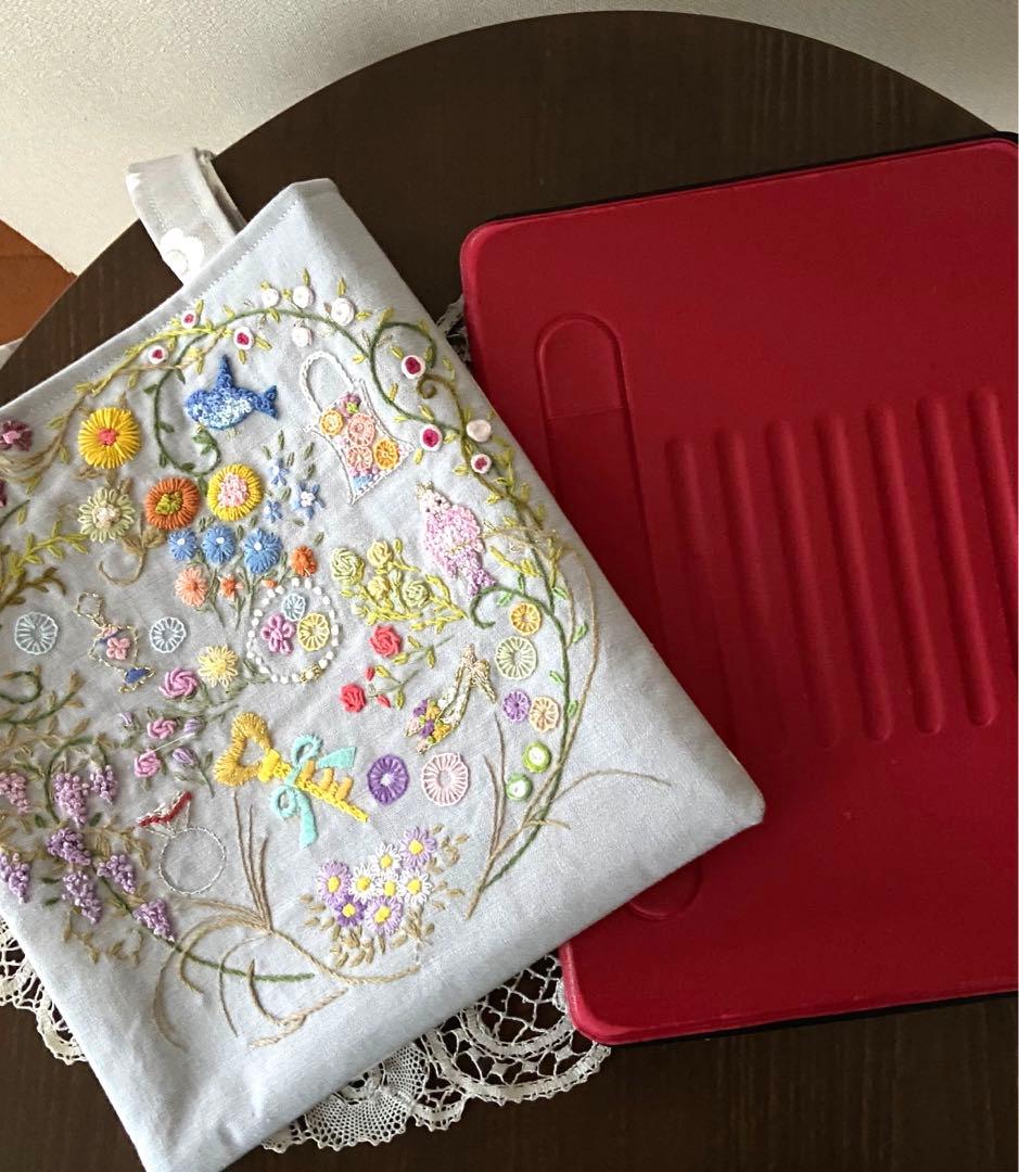 手刺繍ハンドメイドミニトート　　タブレットが入る大きさ