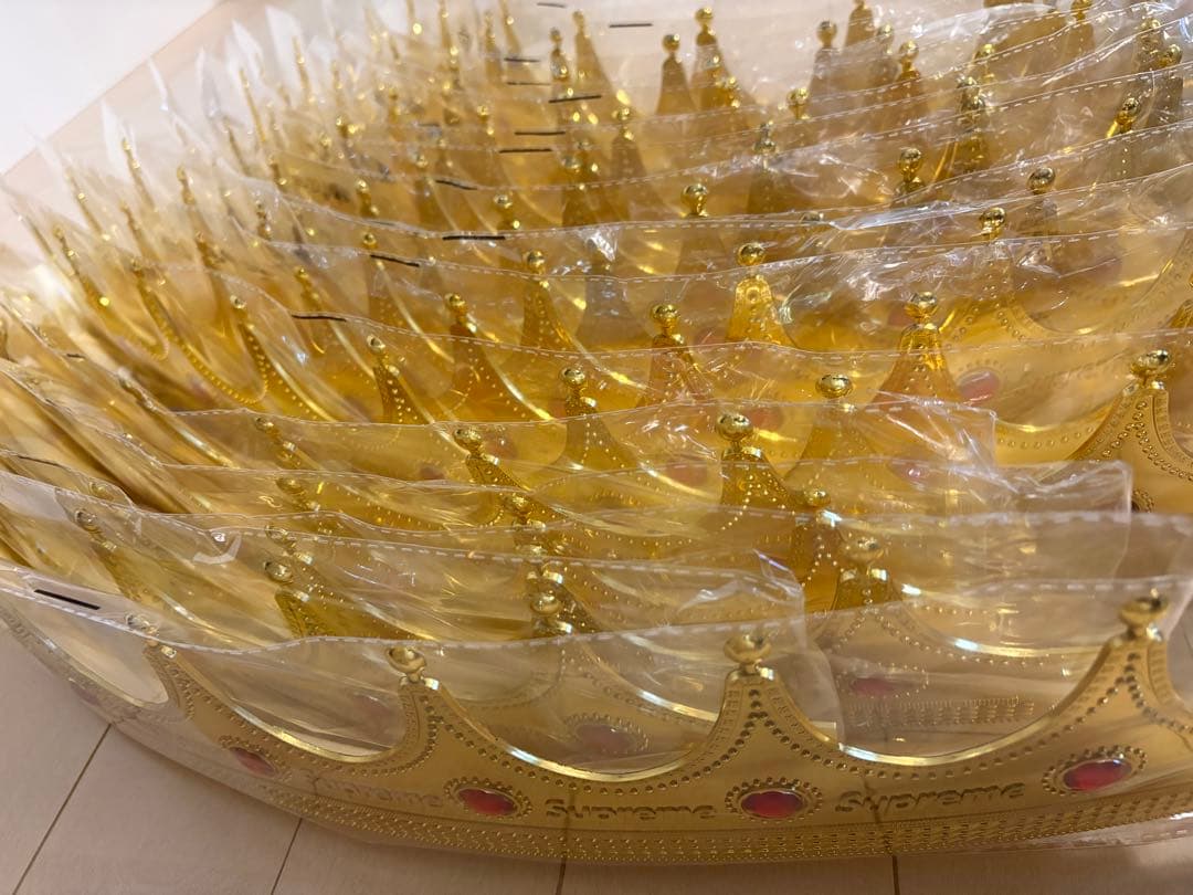 supreme ノベルティ　王冠