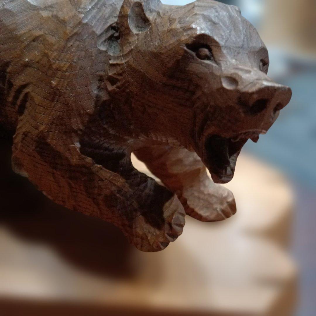 木製クマの彫刻