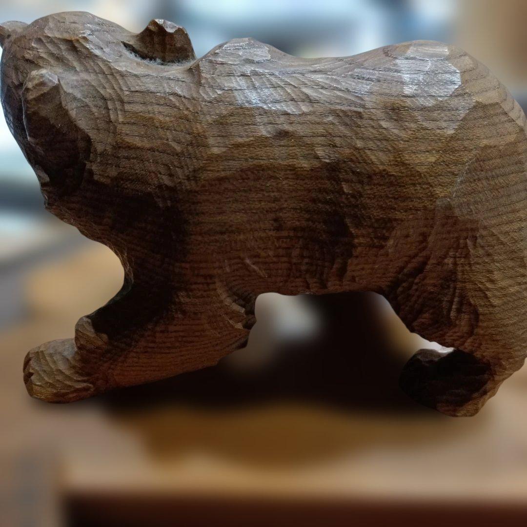 木製クマの彫刻