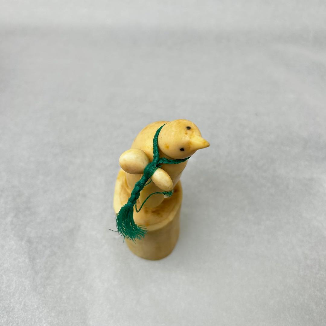 鯨歯工芸品　 ペンギンの置物 193g