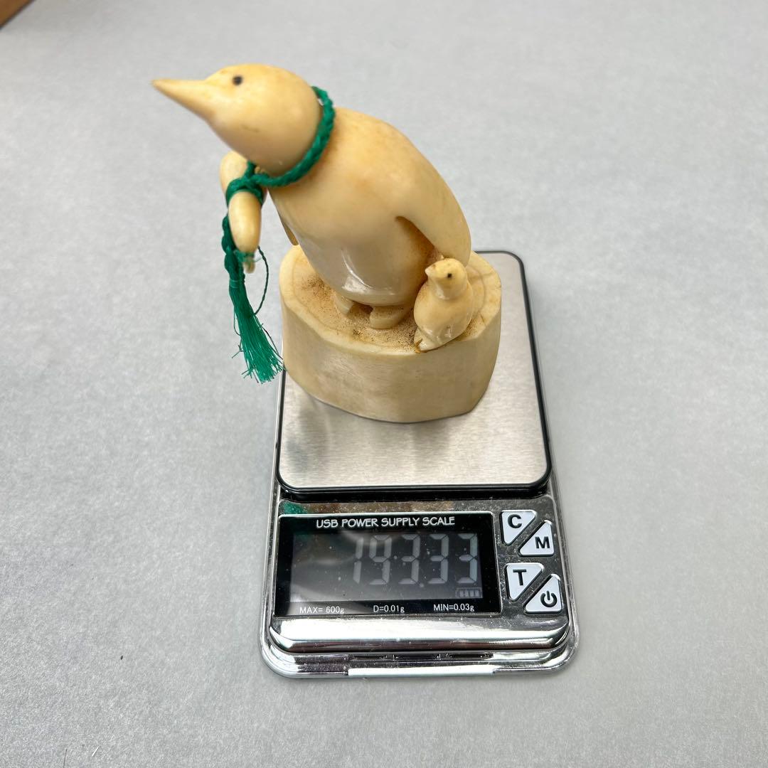 鯨歯工芸品　 ペンギンの置物 193g