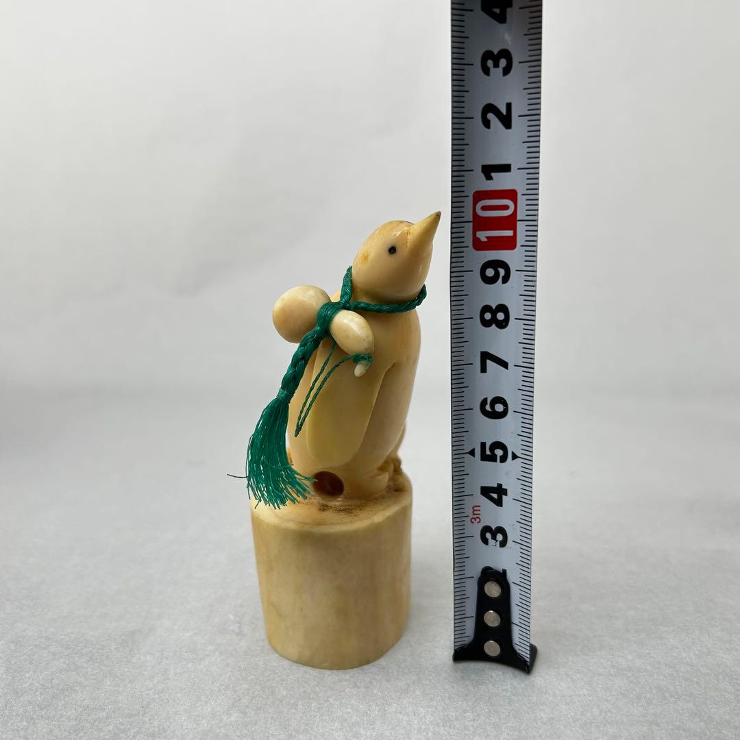 鯨歯工芸品　 ペンギンの置物 193g