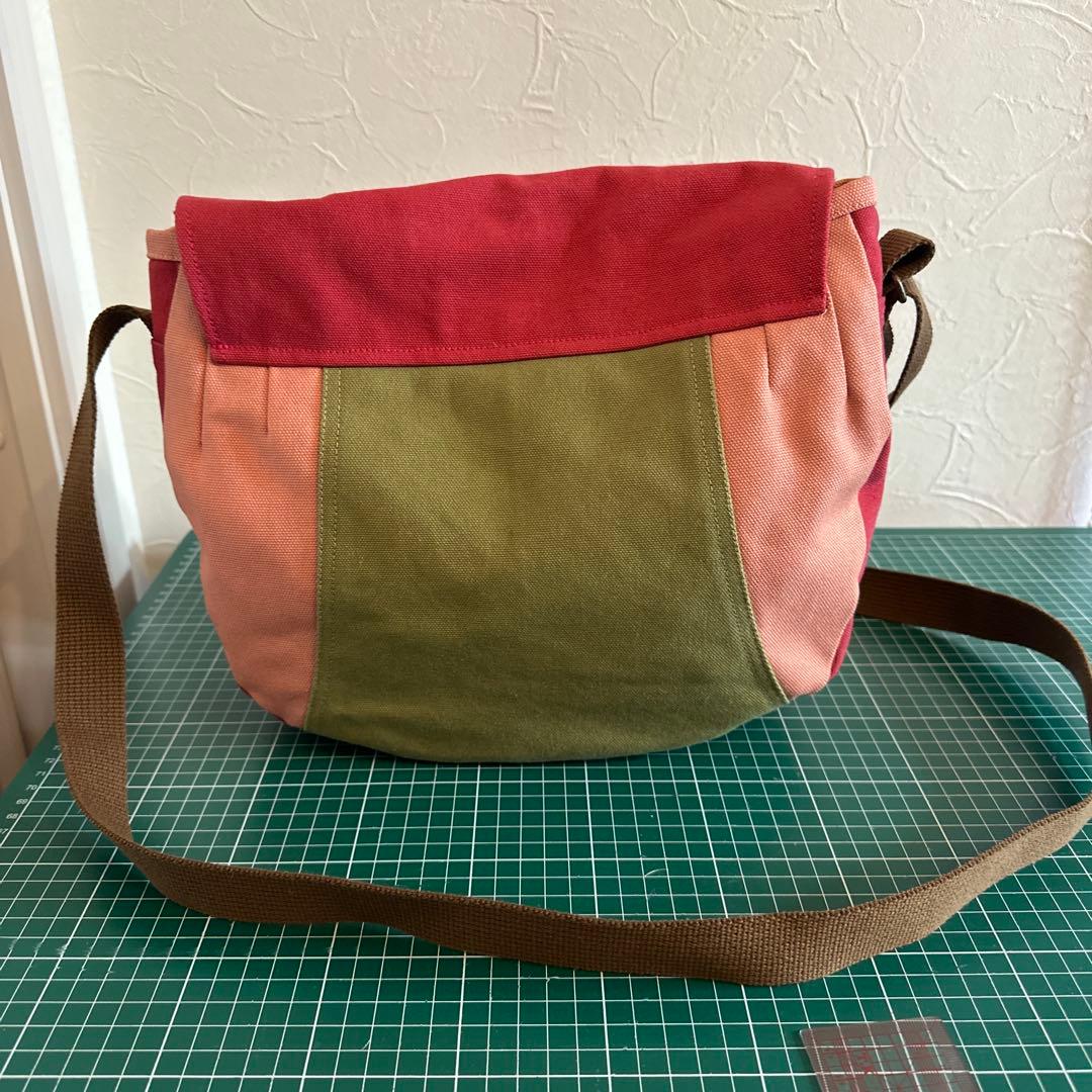 カラフル刺繍メッセンジャーバッグ
