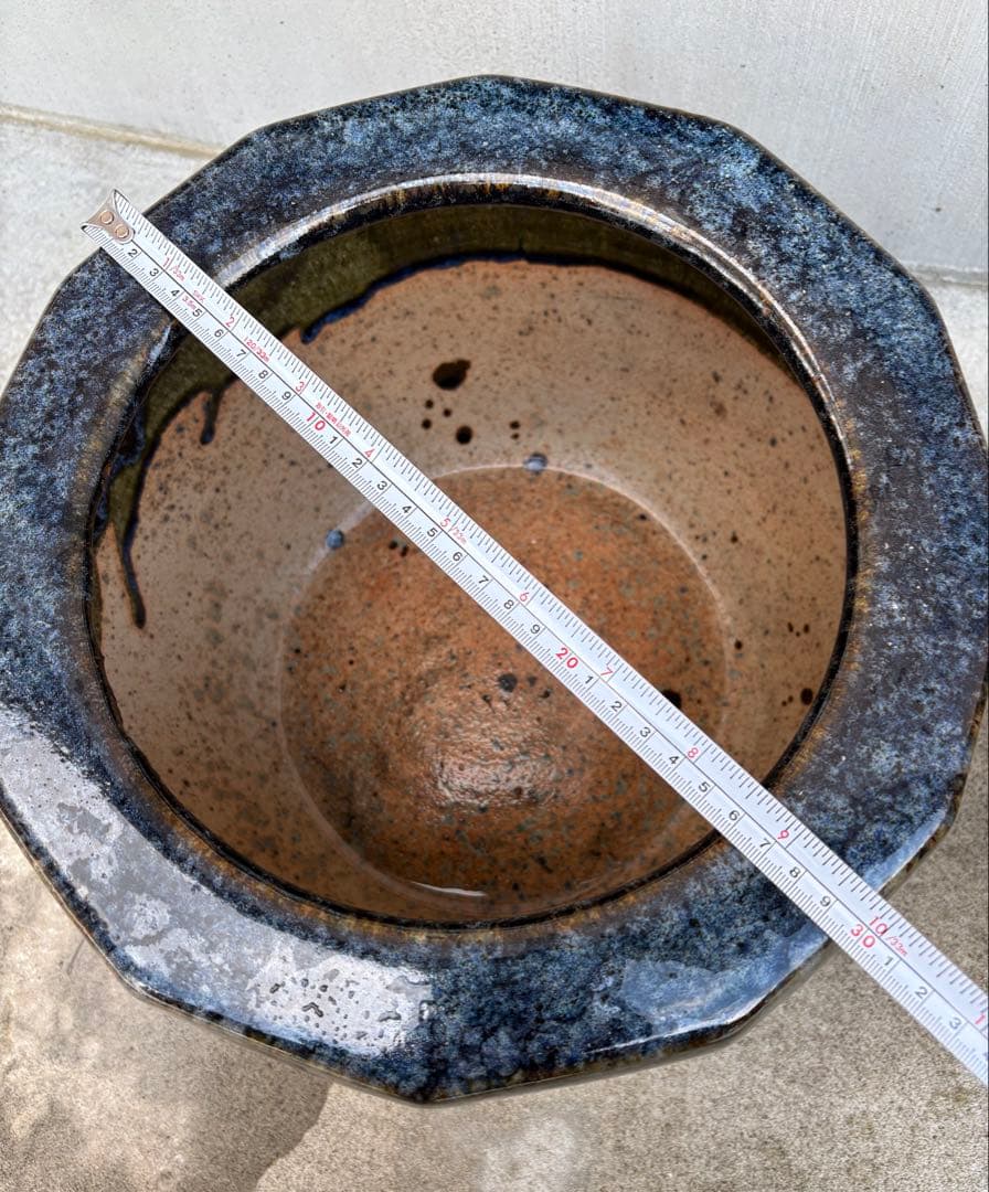 伝統的な海鼠釉が施された陶器製の火鉢、メダカ鉢・植木鉢・睡蓮鉢