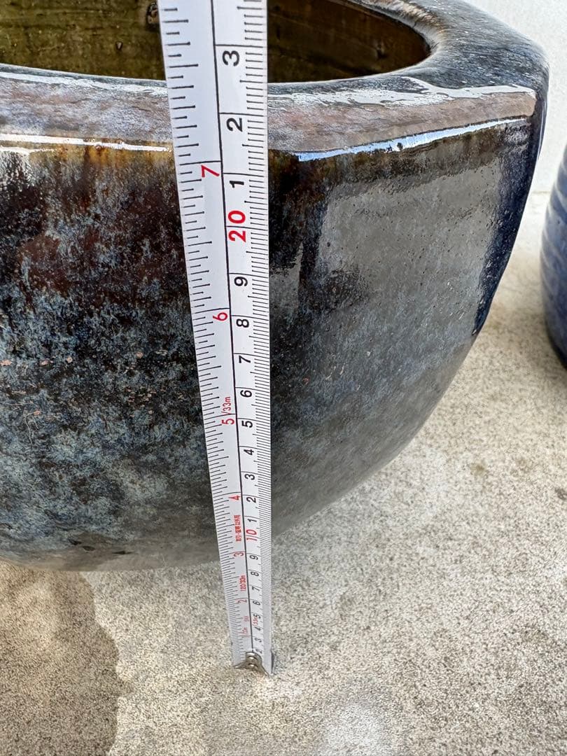 伝統的な海鼠釉が施された陶器製の火鉢、メダカ鉢・植木鉢・睡蓮鉢