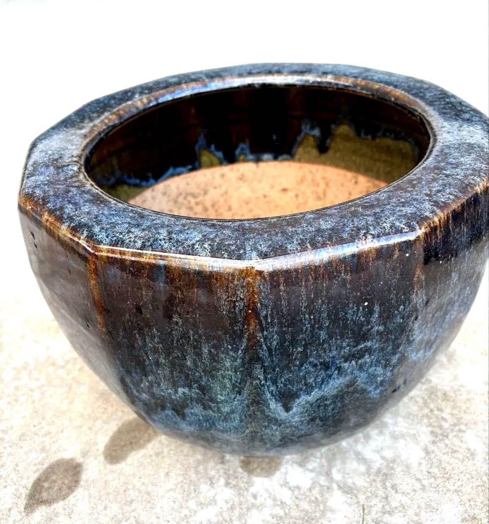 伝統的な海鼠釉が施された陶器製の火鉢、メダカ鉢・植木鉢・睡蓮鉢