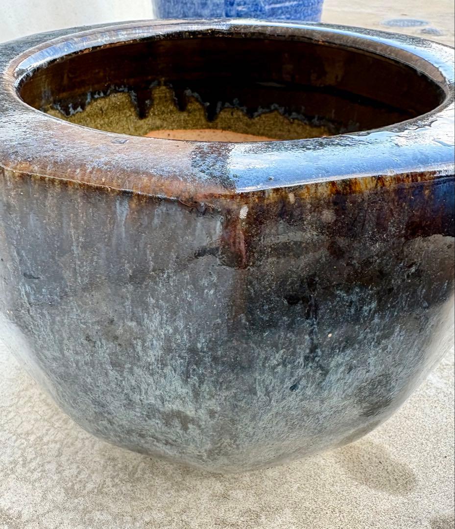 伝統的な海鼠釉が施された陶器製の火鉢、メダカ鉢・植木鉢・睡蓮鉢