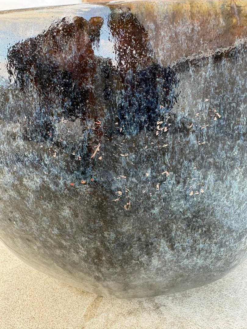 伝統的な海鼠釉が施された陶器製の火鉢、メダカ鉢・植木鉢・睡蓮鉢