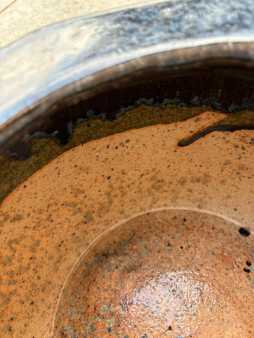 伝統的な海鼠釉が施された陶器製の火鉢、メダカ鉢・植木鉢・睡蓮鉢