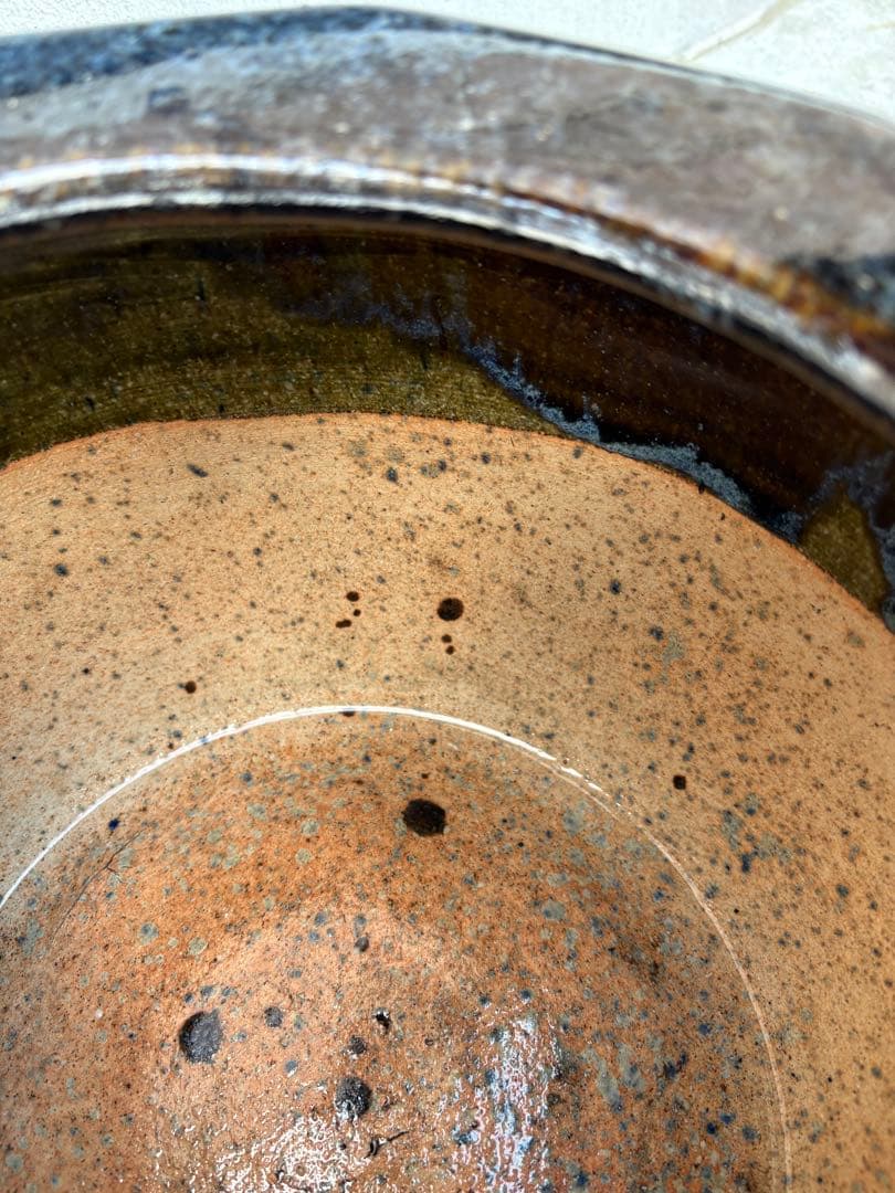 伝統的な海鼠釉が施された陶器製の火鉢、メダカ鉢・植木鉢・睡蓮鉢