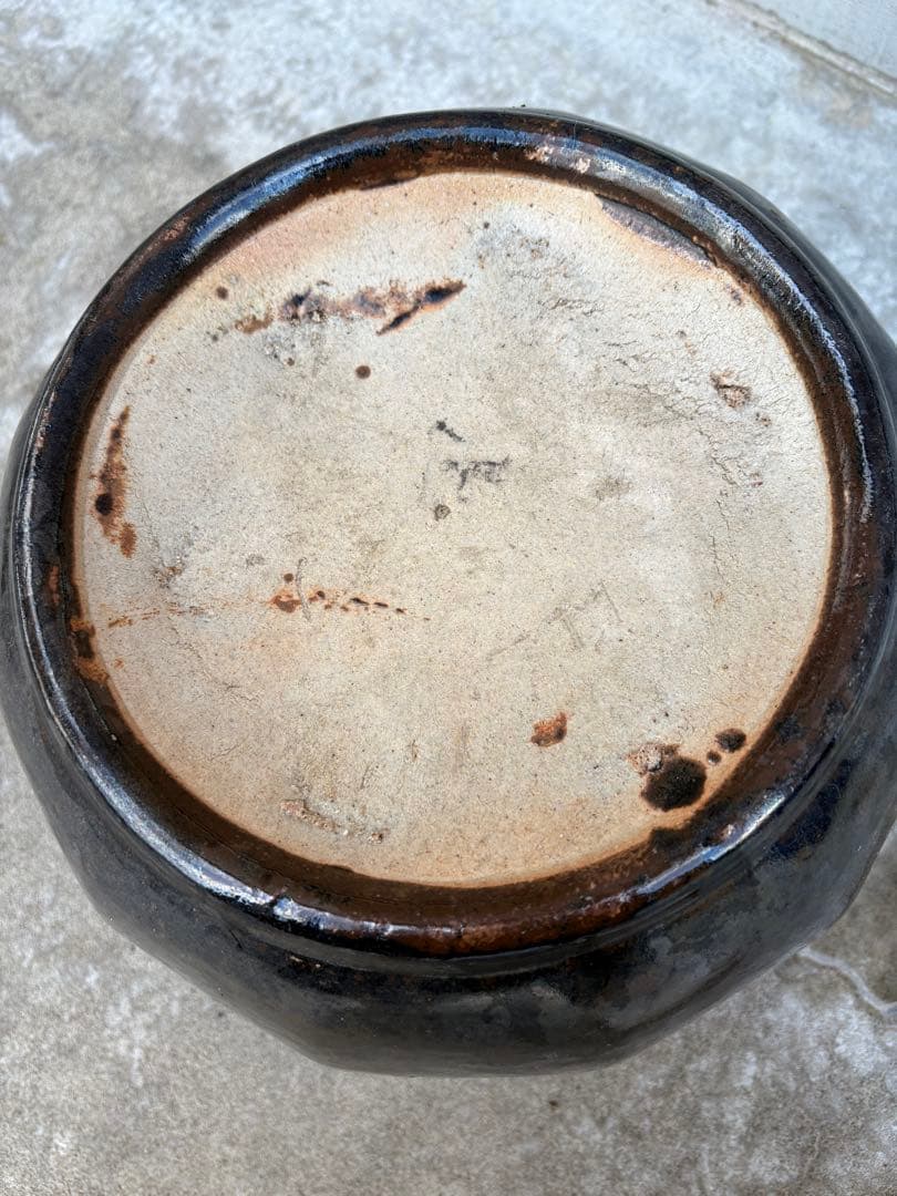 伝統的な海鼠釉が施された陶器製の火鉢、メダカ鉢・植木鉢・睡蓮鉢