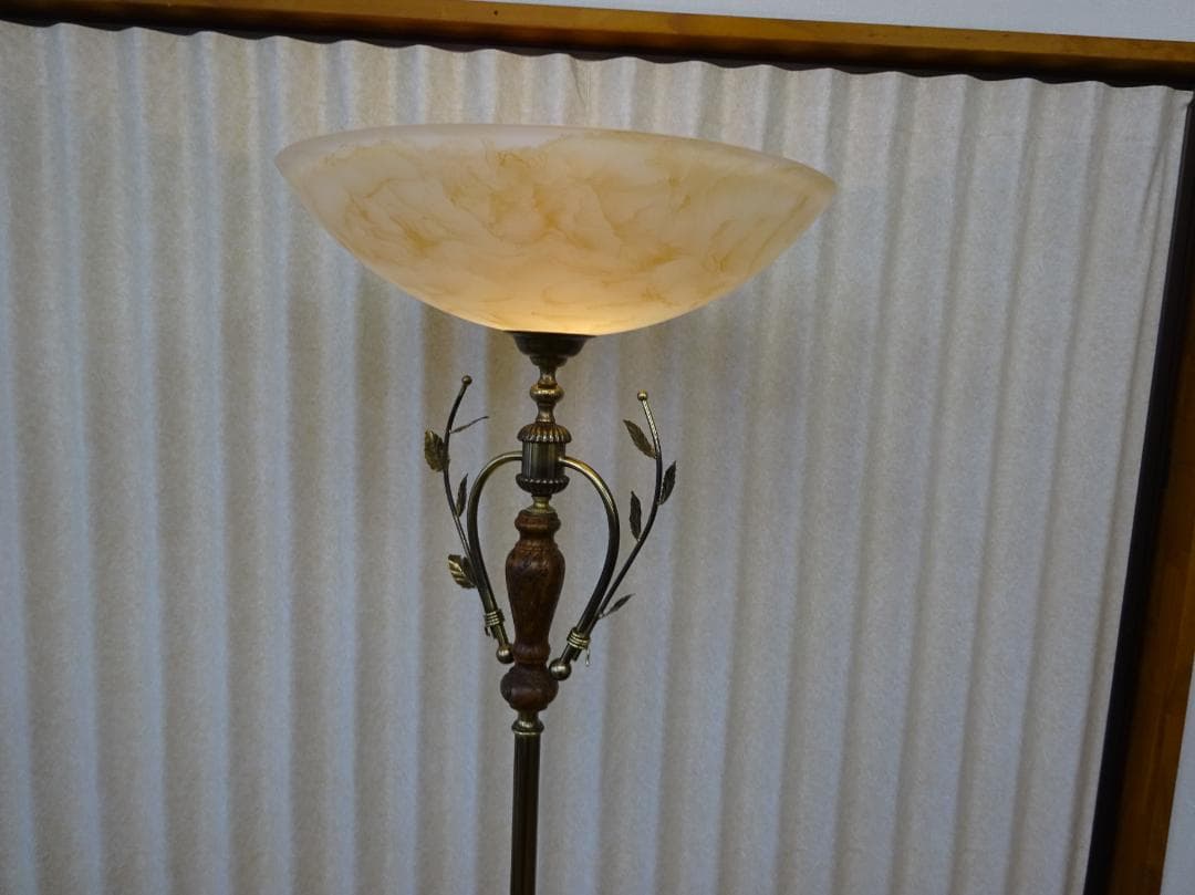 イタリア製　フロアスタンド　ヨーロピアンクラシック　乳白色　ウォールナット