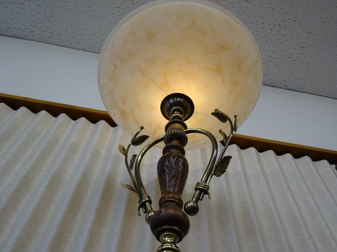 イタリア製　フロアスタンド　ヨーロピアンクラシック　乳白色　ウォールナット