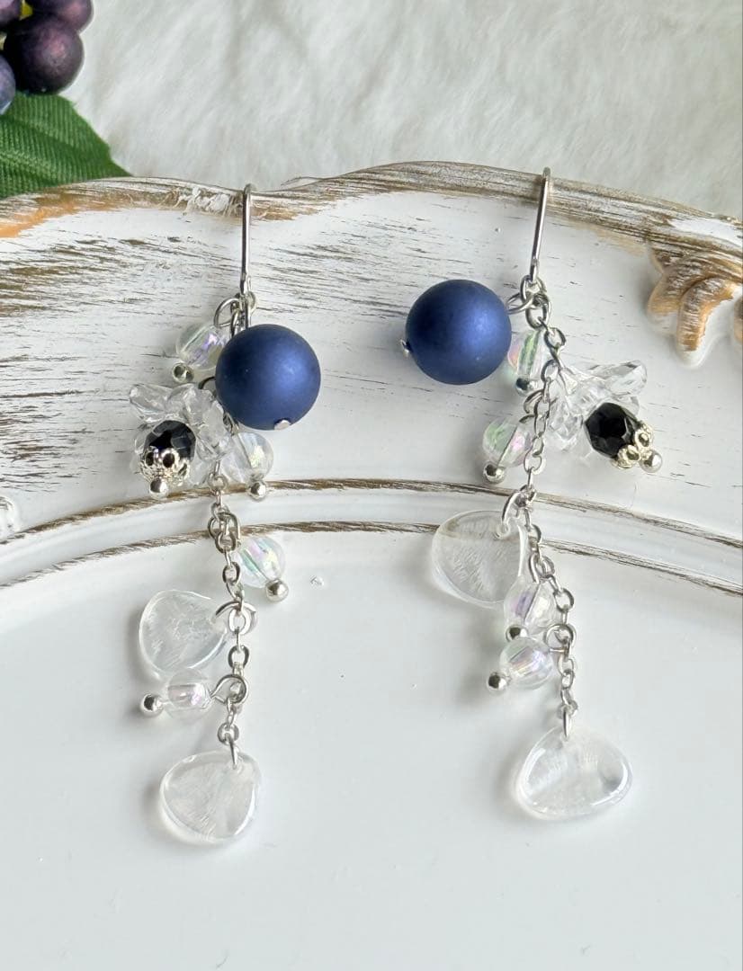 48：マットパールとフラワービーズの大振りピアス　ハンドメイド