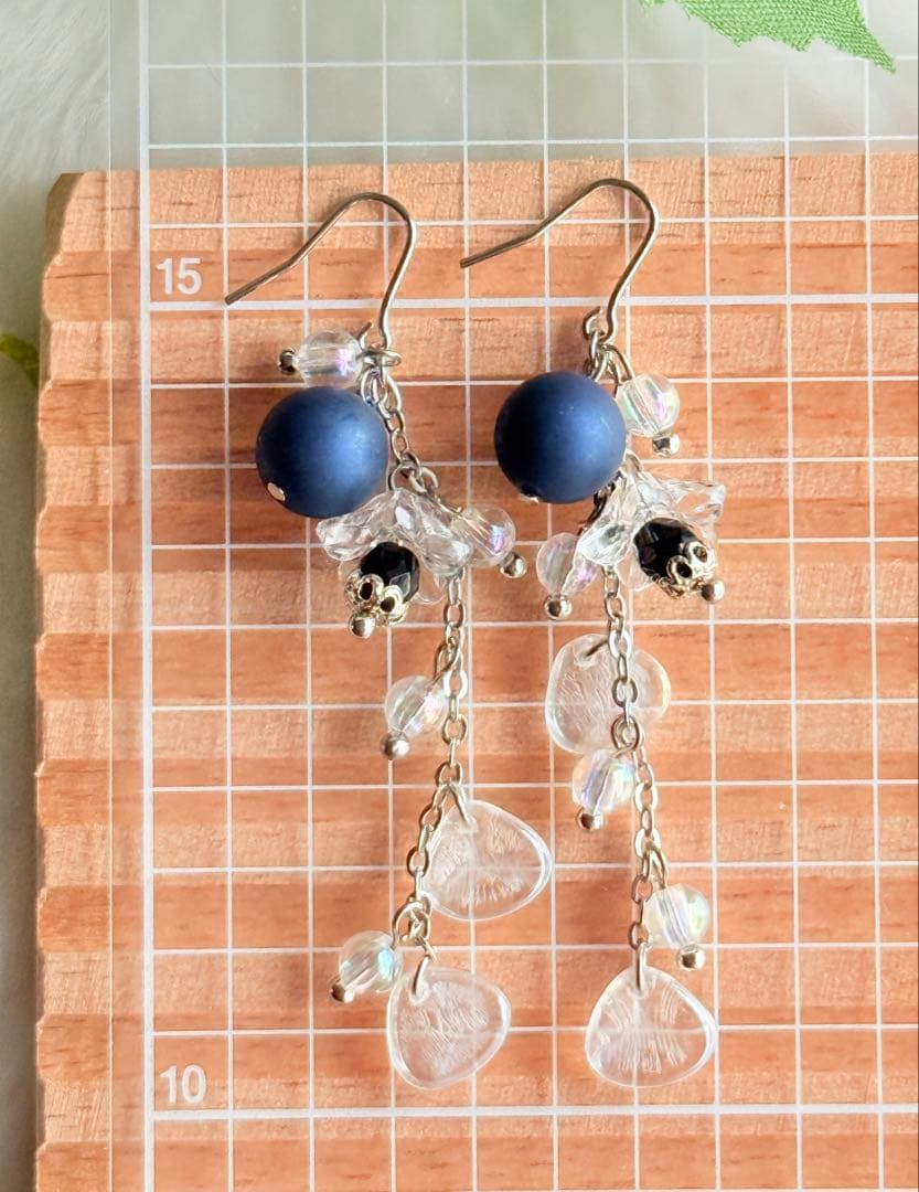 48：マットパールとフラワービーズの大振りピアス　ハンドメイド