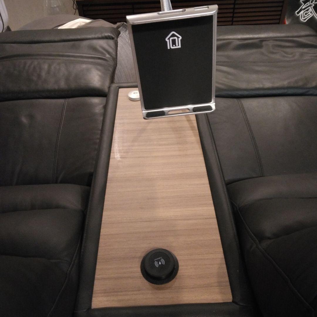 ニトリの人気のブラック合成皮革2人掛けソファ　電動リクライニング