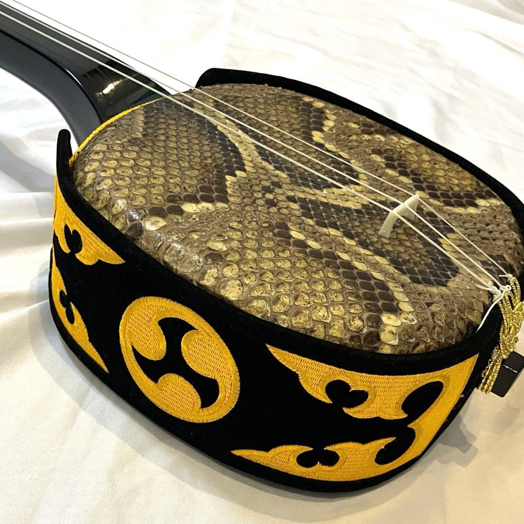 ⭐️沖縄 三線 本蛇皮 黒漆 三味線 ケース付　演奏可能