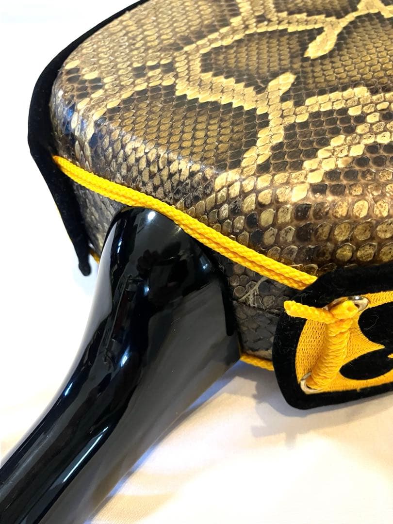 ⭐️沖縄 三線 本蛇皮 黒漆 三味線 ケース付　演奏可能